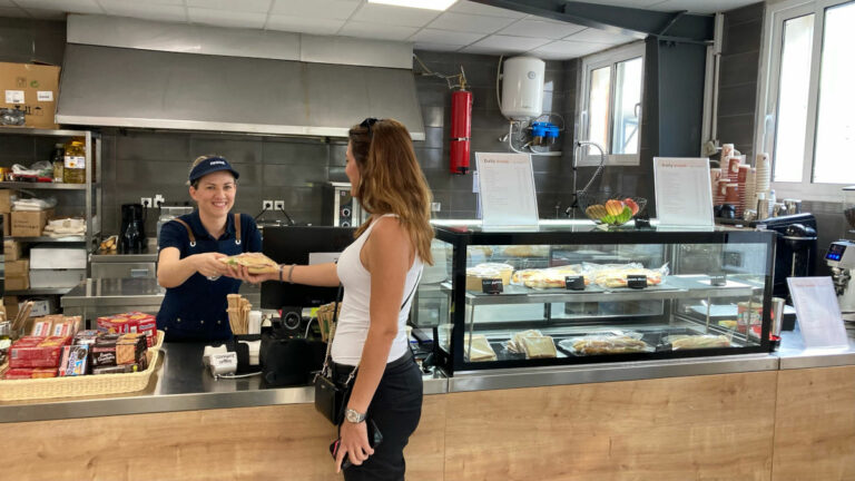 Ενδυνάμωση της Συνεργασίας Της Newrest Με Την Coca-Cola Τρία Έψιλον